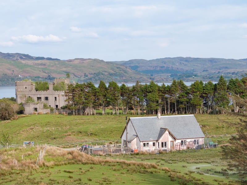 Ideal for management or family, Shuna Farmhouse sits on the northern end of the island. Constructed in the nineties as a home for those running Shuna, the farmhouse features an open-plan dining kitchen, sitting room with wood-burning stove, an en-suite double bedroom, with one additional double bedroom two twin rooms, a bathroom, utility room, WC and a large attic. 
