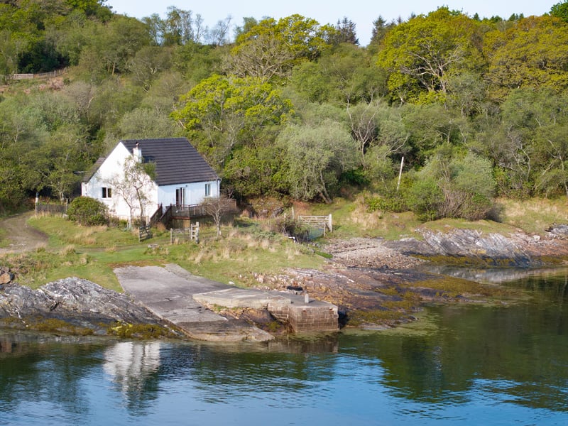 Around the corner from the North Pier, though it feels secluded from the area, Birchwood is another holiday let situated along the north shoreline. With a large decking area, which features views across the islands, otters are frequent visitors to this house. It features a dining kitchen, a sitting room with woodburner, WC, family bathroom and two double bedrooms with an outbuilding. 
