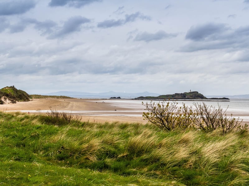 This section of the John Muir Way, named after the Scotsman who founded the National Park movement, runs from Prestonpans to the resort town of North Berwick. The hefty 26km distance takes around 5 hours to complete and takes in the long beach of Seton Sands the picturesque village of Aberlady, Dirleton Castle and Yellowcraig Beach. 