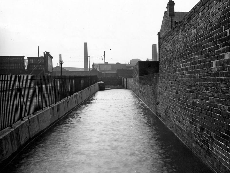 A view of Balm Beck as it flows east from Balm Road to Lawns Lane. Pictured in November 1946.