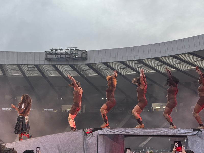 SZA leads her dancers around the stage.
