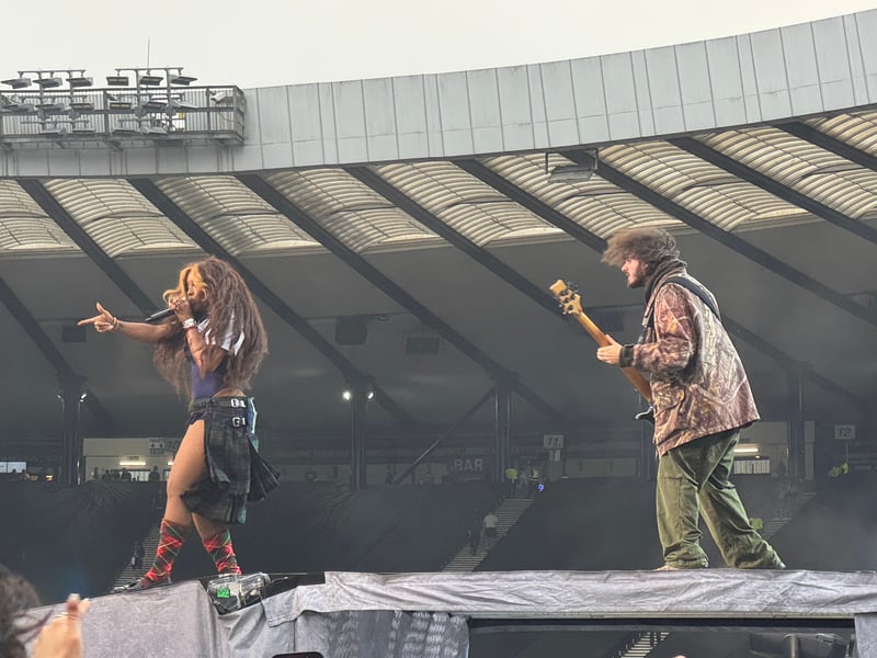 The pair were backed by a full band.