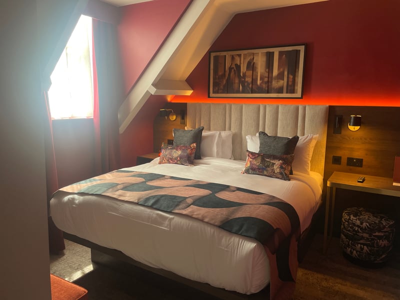 This room feature playful, hidden details that echo the spirit of the city’s nightlife and invites guests to embark on their own ‘owl trail’ of discovery in the city.