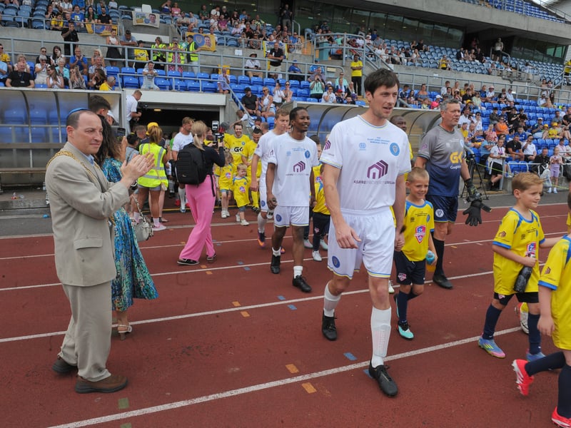 The Lord Mayor of Leeds Coun Dan Cohen welcoms the teams onto the pitch