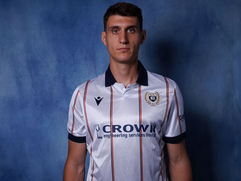 Phwoar. Now we're talking. Macron has smashed it out of the (Den's) Park for Dundee this year with their home and away kits. This white, pinstripe design is comfortably one of the best away kits in the division, and has a 90s throwback collar to boot. We love it!