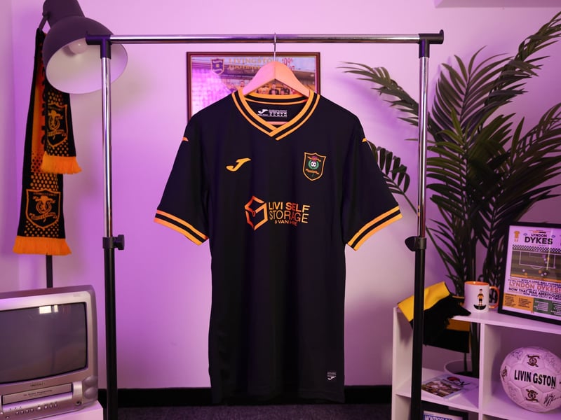 This is really classy. It's beauty is in it's simplicity, the golden yellow makes it stand out even further, the sponsor is subtle and adds to the design. It's an absolute beauty.
