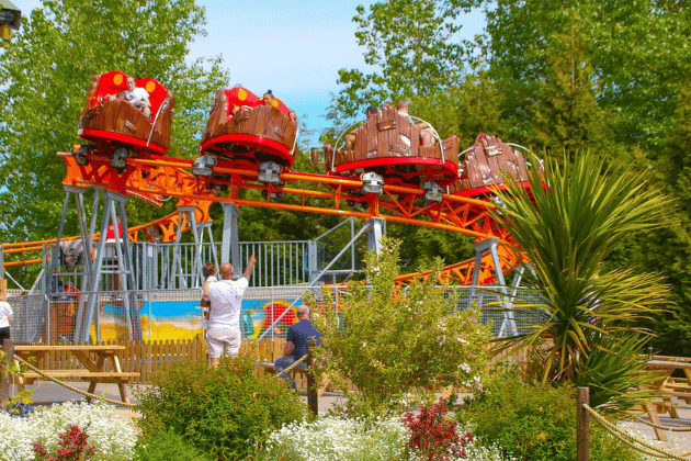 Twinlakes Family Theme Park in Melton Mowbray provides a diverse range of indoor and outdoor attractions, including rides, animal encounters, and themed zones, ensuring fun for children of all ages. 💰 Day Ticket Price: £19.40/Number of Rides: 25