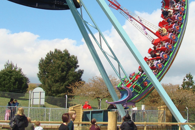 Woodlands Family Theme Park, located in Dartmouth, combines exhilarating rides with extensive indoor play areas, a zoo-farm, and water slides, making it a great all-weather destination for families. 💰 Day Ticket Price: £18.00/Number of Rides: 18