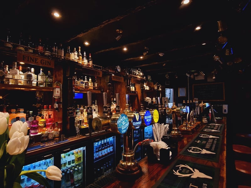 The White Hart which is said to date back to 1516 - well parts of it anyway - and while the remainder of the modern pub is said to have been built in 1740, there's no doubting its rich heritage.