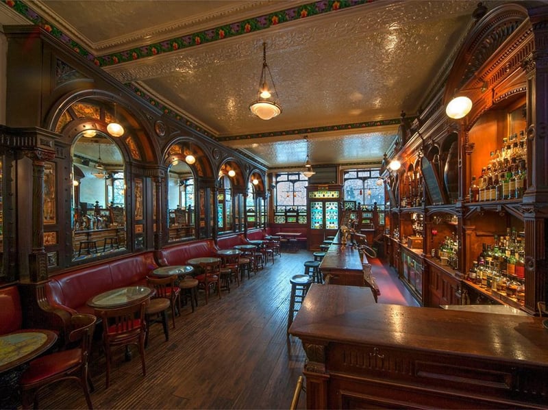 Bennets bar was established as a pub by Marshall's Brewery in 1839 before the Bennet family took it on around 1910. The pub is home to the city's last original gantry featuring four spirit casks, and a series of mirrors with hand-painted tile surrounds.