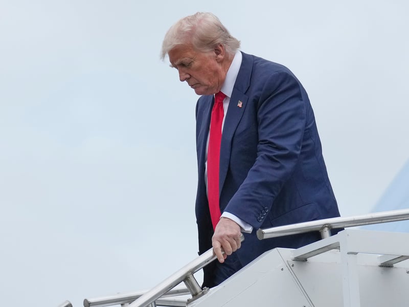 The President makes his way down the steps
