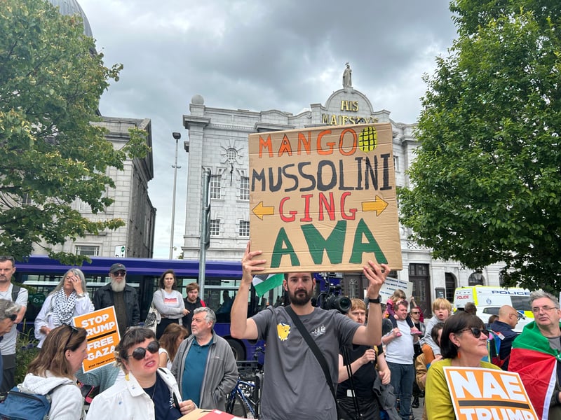 "Mango Mussolini ging awa"