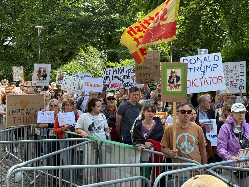 "Stop Trump, Migrants Welcome" 