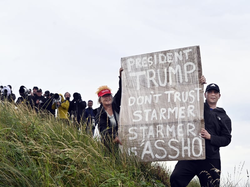 Anti-Starmer protesters appear at the golf course. 
