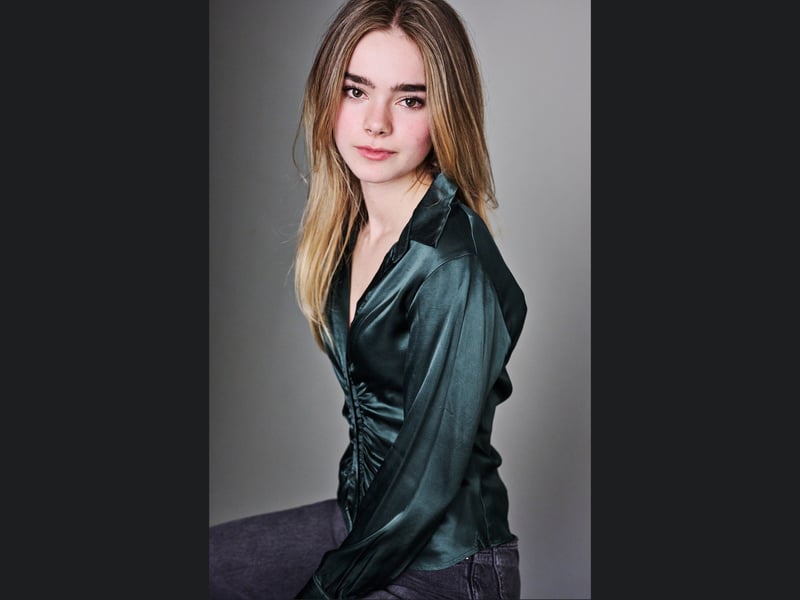 Playing Jack Lowden's beloved sister is Isabella Sermon, an English actress who is known for her role as Maisie Lockwood in the Jurassic World film series.