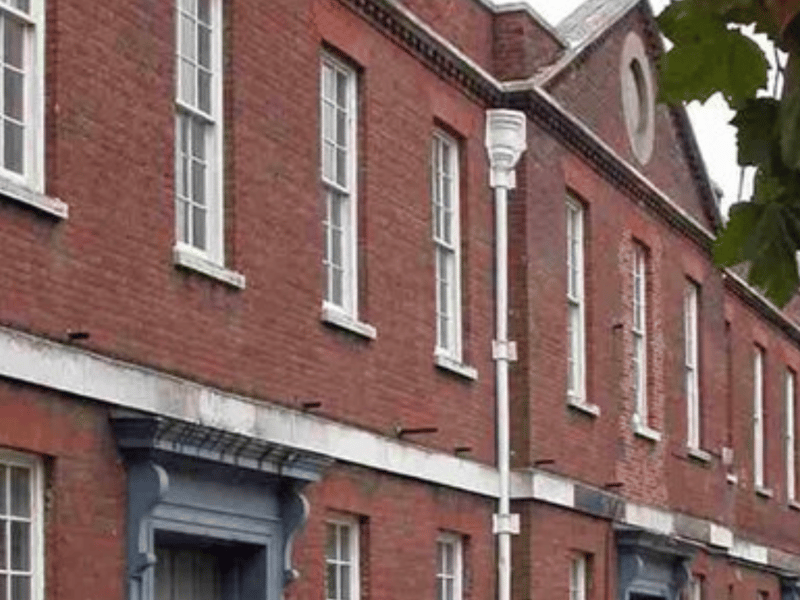 The No. 25 store and Yard Services Manager’s Office are part of a two-storey storehouse built in 1782. It has an internal courtyard which is in poor condition, and vacant. There is some evidence of water ingress and pigeon infestation. Some remedial works have been completed, with further roof works planned. The Ministry of Defence (MoD) is in discussion, with a future use being considered once the repairs have been completed. It has been given a priority F grade.