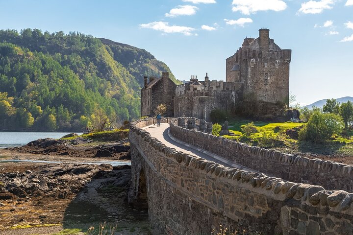 Experience the best of the Scottish Highlands in a single day! The Isle of Skye and Eilean Donan Castle tour from Inverness delivers dramatic scenery, rich history, and hidden gems. Your lively guide will keep you entertained with stories and insights, while comfortable travel and a balanced pace ensure a relaxing adventure.