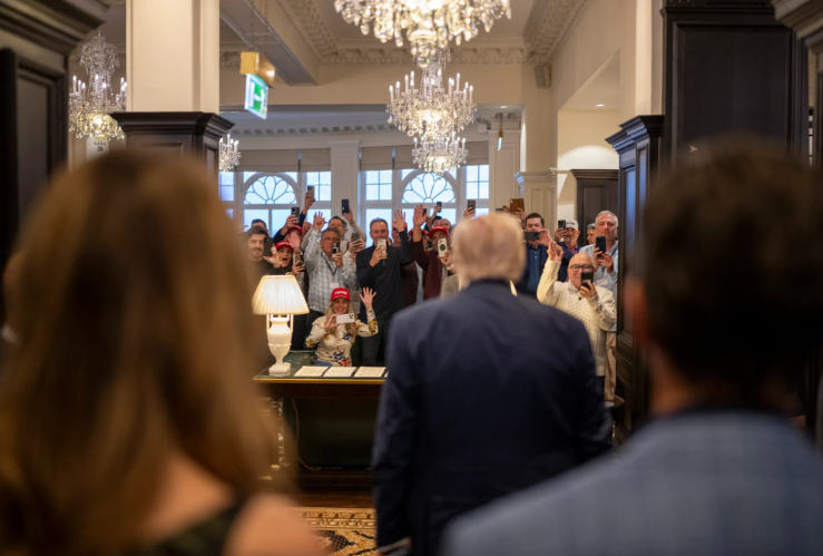Donald Trump's friends and fans gathered to take pictures. 