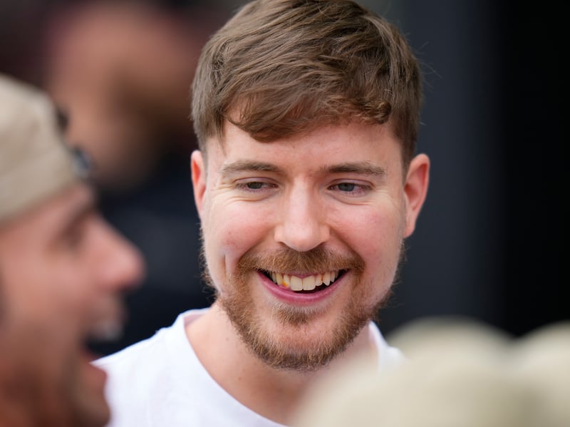 Have you ever imagined what it would be like to be hunted by a real-life assassin? Well, MrBeast has had that experience. A ‘real assassin’ had a day to try and stab the YouTube star with a rubber knife to win $100,000. 