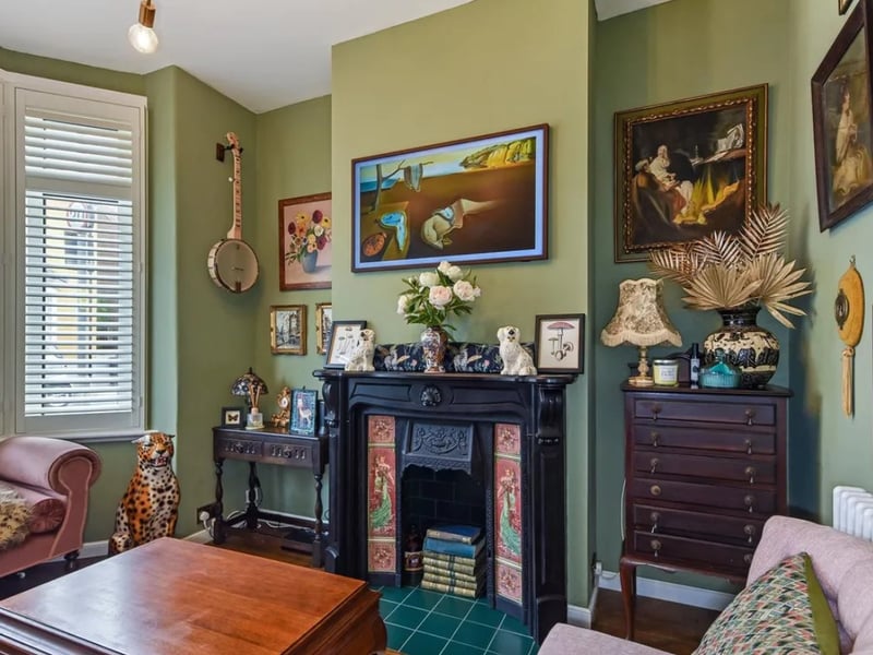 This home comes with two bedrooms, two bathrooms and two reception rooms as well as a stylish kitchen.