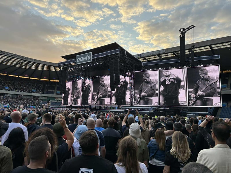 Before Oasis came on Richard Ashcroft and Cast warmed up the crowd.