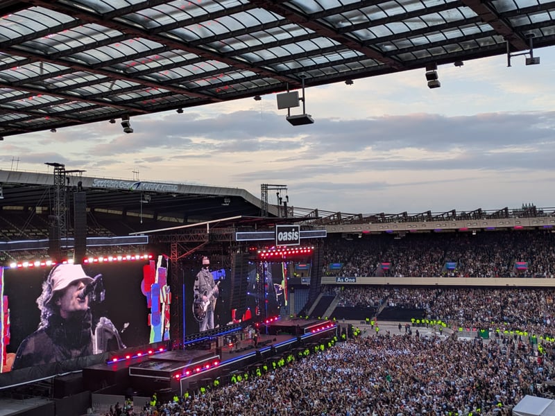 The band started their set with 'Hello' from second album '(What's The Story) Morning Glory.