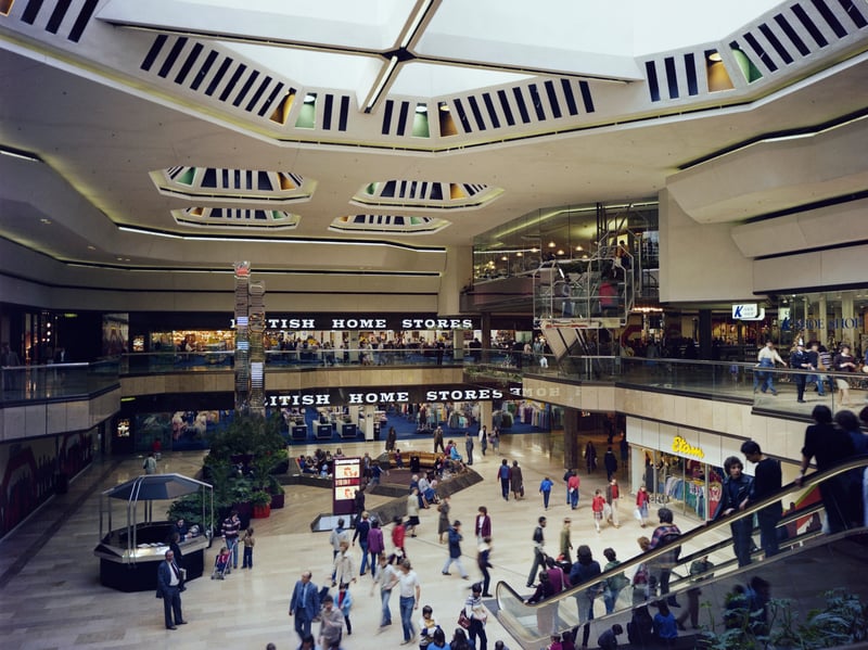 New shopping centres were popping up everywhere in the 80s, and they were a popular place to start a date. They provided shelter from the rain and a convenient meeting place, often around the fountain or other focal point. Younger romantics might spend their whole date hanging out at the mall, shopping, grabbing a bite to eat, taking in a film, or simply hanging out and doing a spot of people watching.