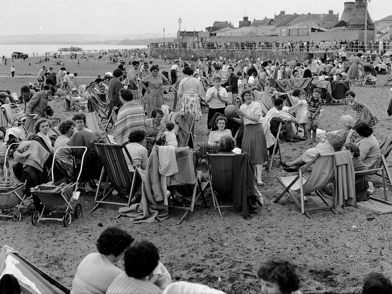 Glasgow Fair Holiday-makers at Portobello beach, Edinburgh, in 1961