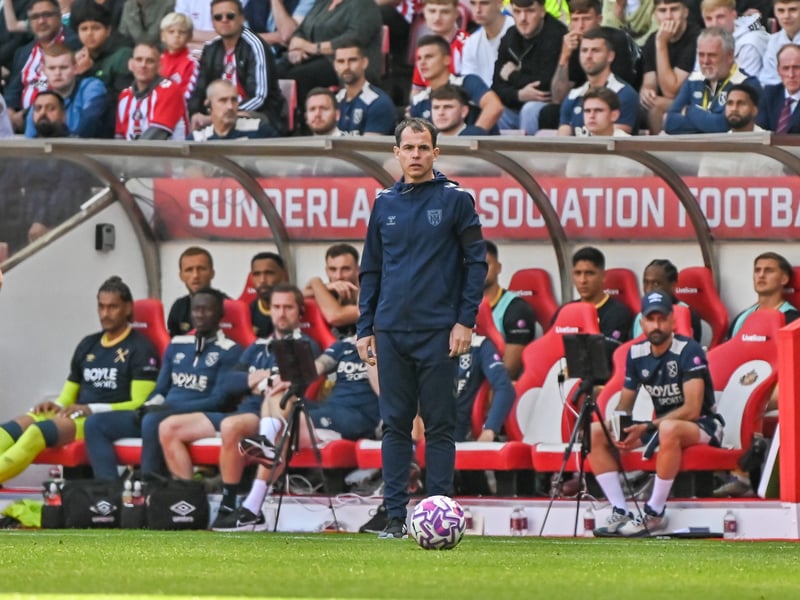 Régis Le Bris signed a new long-term contract with Sunderland in August 2025, extending his deal until the summer of 2028. This new contract rewards the French head coach for leading Sunderland to promotion to the Premier League and reflects the club's ambition to establish itself in the top flight.