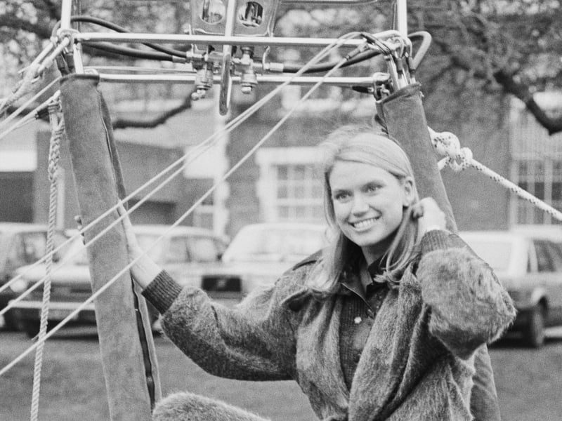 Anneka Rice, host of the TV game show Treasure Hunt, hops into a hot air balloon in 1984