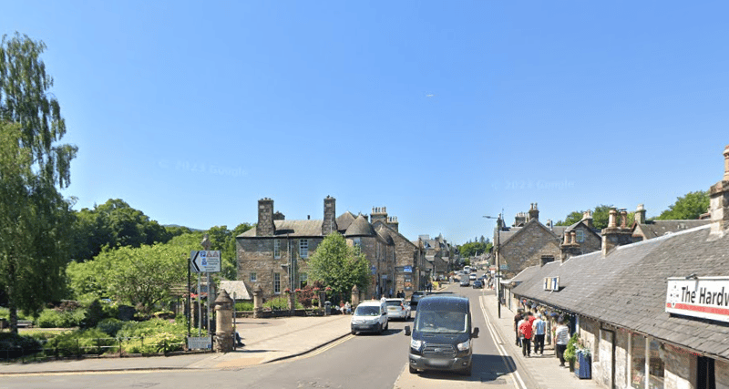 Pitlochry, a town in the Perth and Kinross, is near the River Tummel. Visitors can enjoy white water rafting and hiking while exploring the area's natural beauty. It received five stars for scenery. For shopping, food and drink, and attractiveness, the town was rated four stars.
