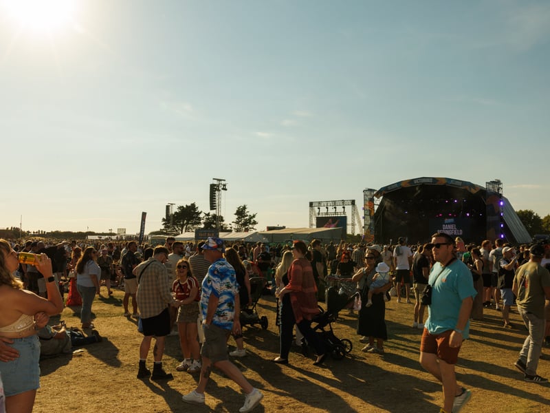 Crowds watch Daniel Bedingfield
Picture: Marcin Jedrysiak
