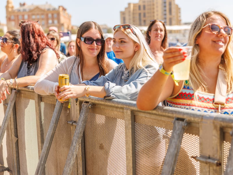 Pictured: Fans enjoying performance of Harvey Jay Dodgson Picture:Marcin Jedrysiak