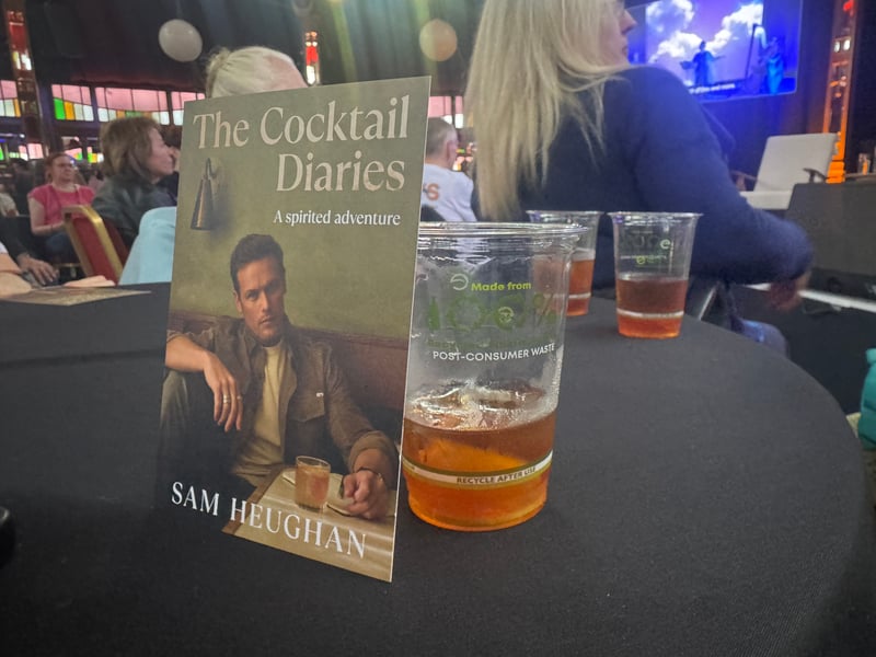 Everybody in the audience was served a cocktail to enjoy.
