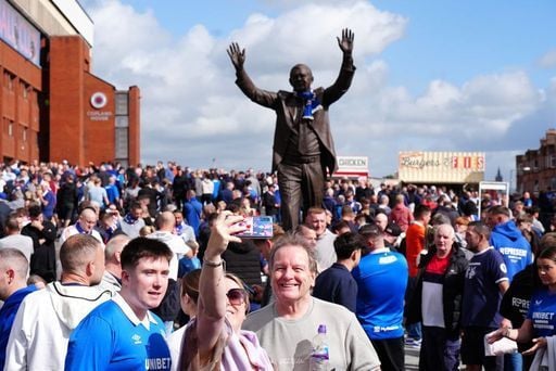 Rangers fans pay a visit to the a statue of former Rangers manager Walter Smith outside Ibrox pre-game.