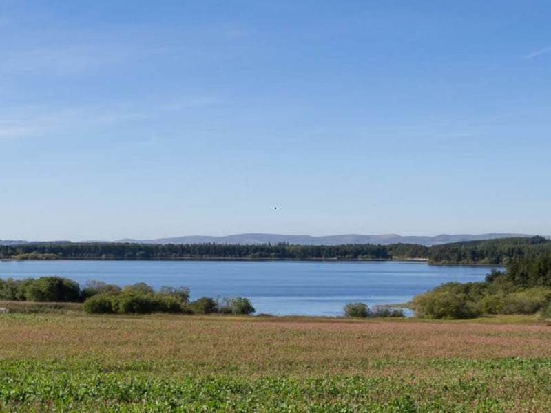 Driving south from Edinburgh, the light pollution is too high for good Northern Light viewing until you reach Leadburn - around a 40 minute drive away. Nearby Gladhouse Reservoir is an easily-accessible place from which to marvel at the skies.