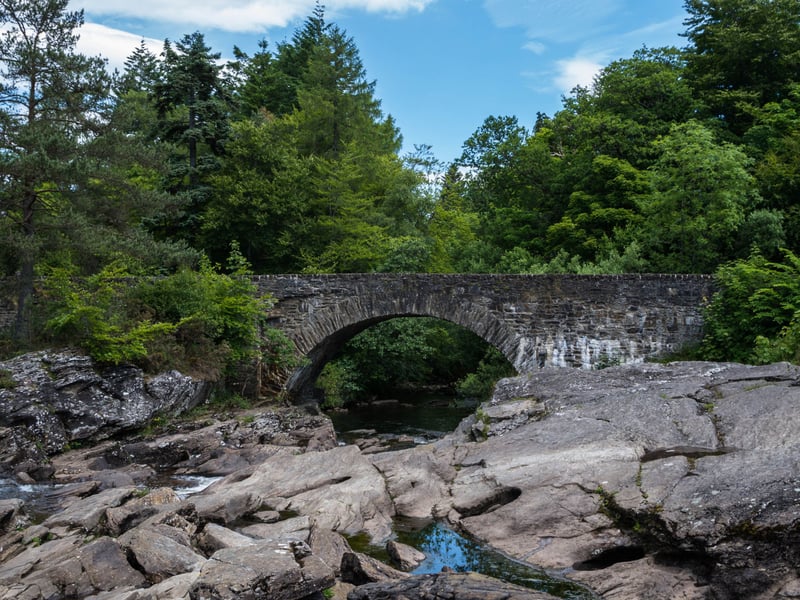 Located on the edge of the Loch Lomond and The Trossachs National Park, the pretty village of Killin is a great starting point for a walk through the forest to Ardtalnaig along the Rob Roy Way. Enjoy the lovely views over Loch Tay and make sure to take in the Falls of Dochart. 