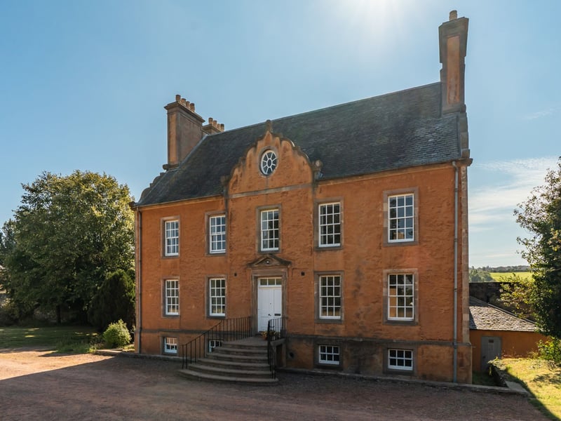 Bankton House North is set amidst eight acres of impressive communal garden grounds featuring sweeping lawns, large fruit orchard and mature woodland, providing a rare and tranquil setting.