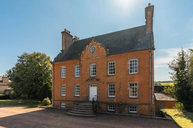 Bankton House North is set amidst eight acres of impressive communal garden grounds featuring sweeping lawns, large fruit orchard and mature woodland, providing a rare and tranquil setting.