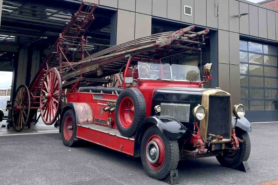 Blitz Fire Engine Sheffield Blitz 85th Anniversary: Save hero fire engine and police car ...