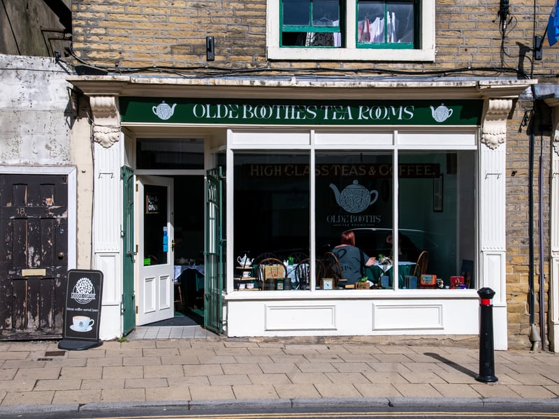 Olde Booths Tea Rooms offers a charming, traditional setting for a midday break, famous for its homemade cakes and hearty breakfasts. It’s a favourite for those looking for a classic afternoon tea experience with a friendly, local feel. 🍽️ 20 Lowtown, Pudsey, Leeds LS28 7AA
