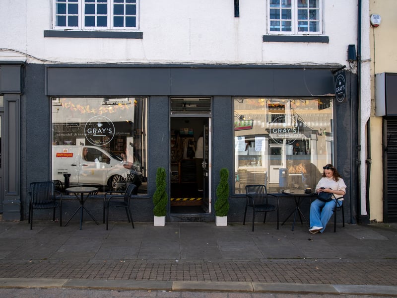 A multi-award-winning coffee and gift shop that has become a staple of Rothwell life. They use a specialized "Blue Monday" blend, making it a must-visit for serious coffee connoisseurs. ☕ 37-41 Commercial St, Rothwell, Leeds LS26 0AP