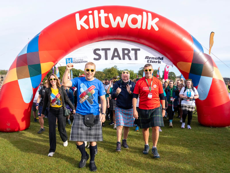 Sir Chris Hoy with Sir Tom Hunter at the start line of Kiltwalk 1