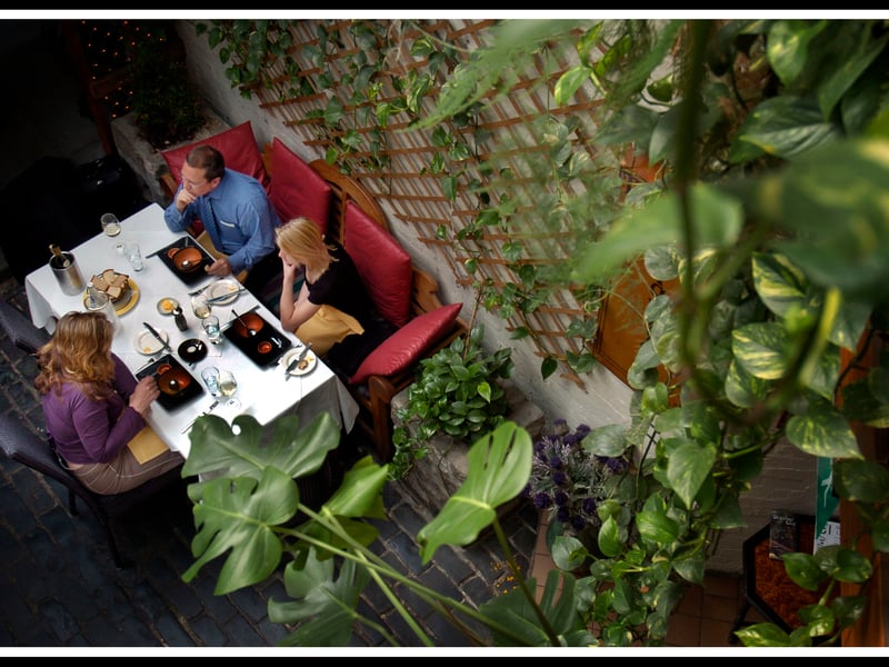 Ubiquitous Chip, Glasgow - interior, showing the "signature" courtyard area, and its foliage in 2004