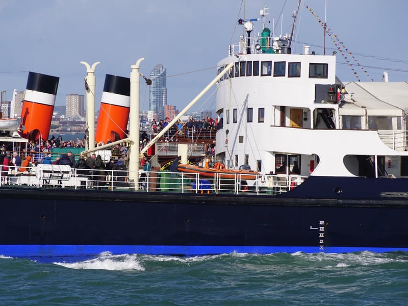 Two historic steamships, SS Shieldhall and PS Waverley, met in the Solent to the delight of passengers