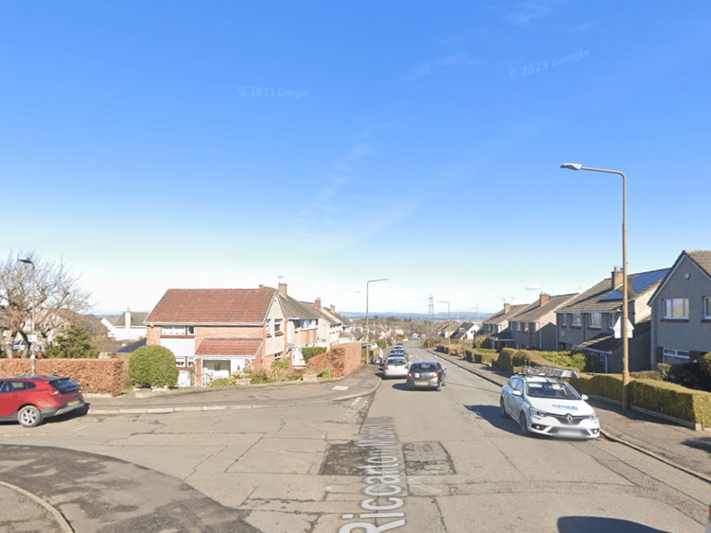 Currie, Balerno and Wester Hailes have the EH14 postcode. Here, the average price for a house is £324,580 and monthly rent generally comes to around £1,463. Balerno conveniently
offers easy access to the Pentland Hills and outdoor activities like walking and cycling.