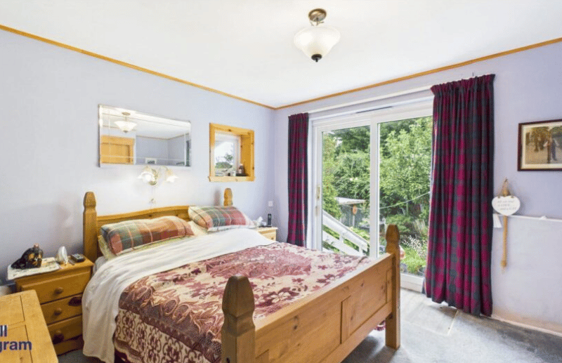 The show follows the story around the fictional island community of Balamory where each character wears a distinctive colour of clothing that matches the house they live in.