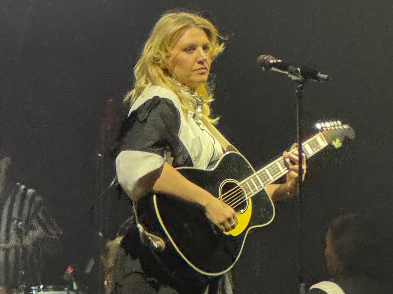 The show included all 12 tracks from the performer's third album.