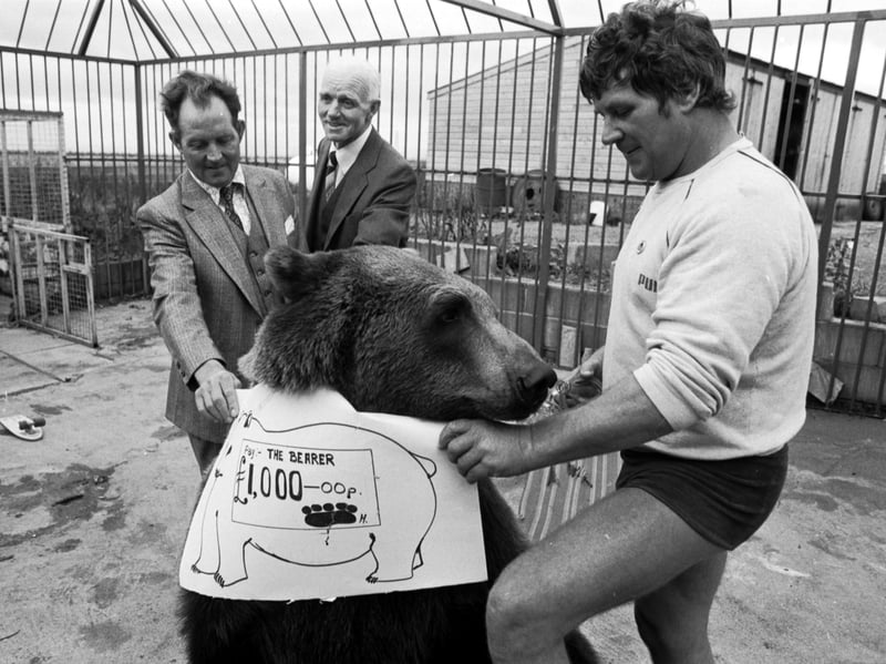 The North Uist crofters who found Hercules the bear when he went walkabout in 1980 receive a £1,000 cheque from the bear's owner, Andy Robin.