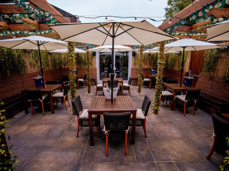 Brunch at the Signature Restaurant in Bexleyhealth involves a delicious food and drink selection. Food options include the likes of flat iron steak, burgers and Tex-Mex, while drinks include prosecco, beer, cocktails and more.